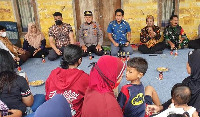 AKP Rizkika Atmadha Putra, Kasat Reskrim saat menemui perwakilan warga (istimewa)