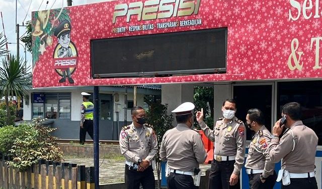 Kompol Arif Fazlurrahman, KBO Dirlantas Polda Jatim saat memeriksa Simpang Tigas Mengkreng (Satlantas)