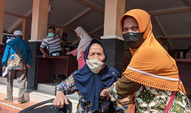 Kadinsos Pantau Pencairan Bantuan Sembako Serentak di 14 Kecamatan