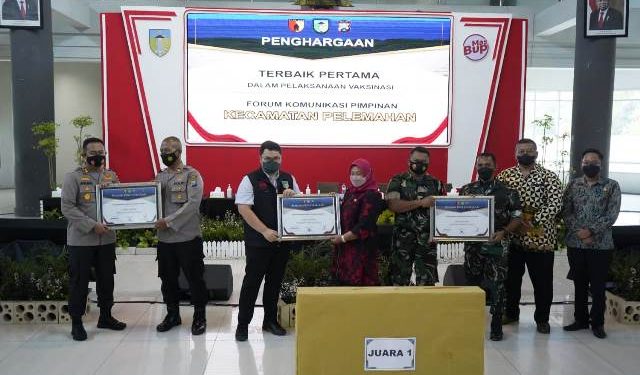 Bupati Mas Dhito saat menyerahkan hadiah kepada terbaik satu (Kintan Kinari Astuti)