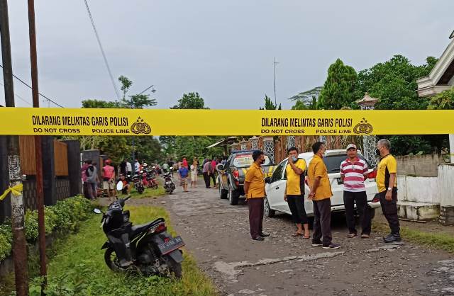 TRAGIS!!! Diduga Stress Ortu Kandung Tewas Dibantai Dengan Arit di Desa Pojok Wates, Sisanya Luka Parah
