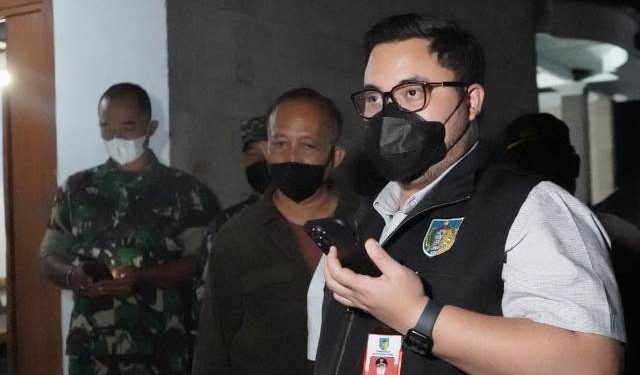 Bupati Mas Dhito saat menelepon Direktur RSUD SLG (Kominfo)