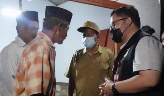 Mas Dhito saat menemui keluarga korban tragedi pembacokan (kominfo)