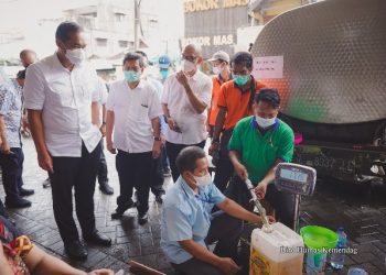 Menteri  Perdagangan  Muhammad  Lutfi  saat sidak harga dan distribusi minyak goreng ke sejumlah pasar tradisional di sejumlah daerah di Indonesia. (dok. humas)