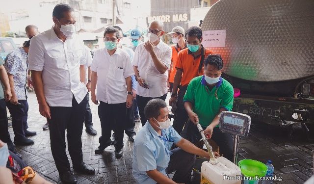 Menteri  Perdagangan  Muhammad  Lutfi  saat sidak harga dan distribusi minyak goreng ke sejumlah pasar tradisional di sejumlah daerah di Indonesia. (dok. humas)