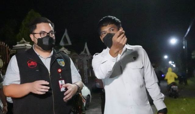 Kasat Reskrim AKP Rizkika saat mendampingi Bupati Mas Dhito mengunjungi keluarga korban (kominfo)