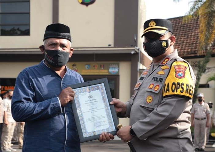 Perangkat Desa Banyakan Terima Penghargaan Kapolres Program Vaksin Merdeka  Bu Kades : Tugas Kami Melayani