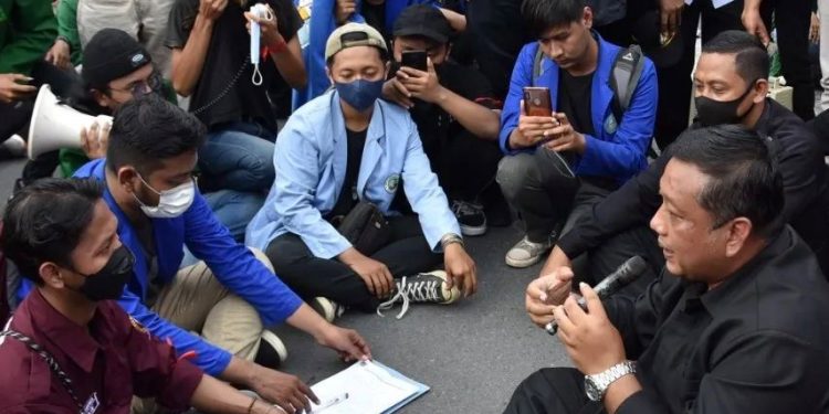Ketua DPRD Dodi Purwanto saat menemui perwakilan mahasiswa (istimewa)
