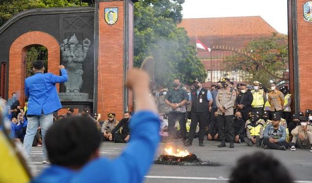 Mas Dhito didampingi Ketua DPRD dan Kapolres Kediri menemui peserta aksi (kominfo)