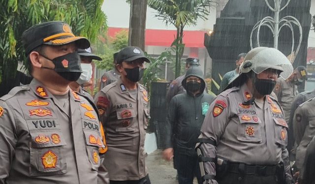 AKBP Wahyudi, Kapolres Kediri Kota saat pengamanan aksi di depan gedung dewan ( Nanang Priyo Basuki)