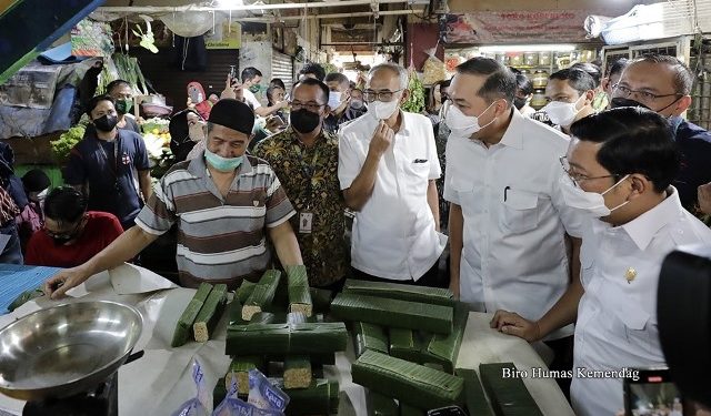 MENDAG Lutfi sidak kebutuhan pokok di Pasar Rawamangun (humas)