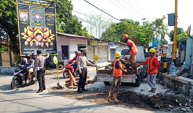 Anggota Satlantas Polres Kediri membantu selama proses pengerjaaan gorong-gorong dimulai hari ini, Jumat (Satlantas)