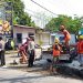 Anggota Satlantas Polres Kediri membantu selama proses pengerjaaan gorong-gorong dimulai hari ini, Jumat (Satlantas)