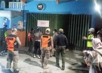 Petugas gabungan saat mendatangi M3 Cafe (istimewa)