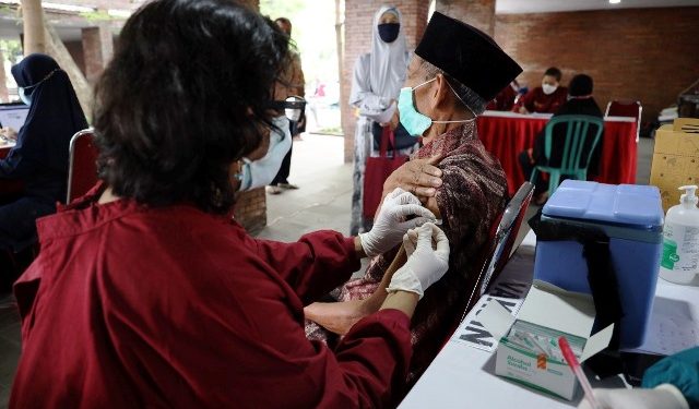 Dinas Kesehatan gencar melakukan vaksinasi di sejumlah tempat (kominfo)