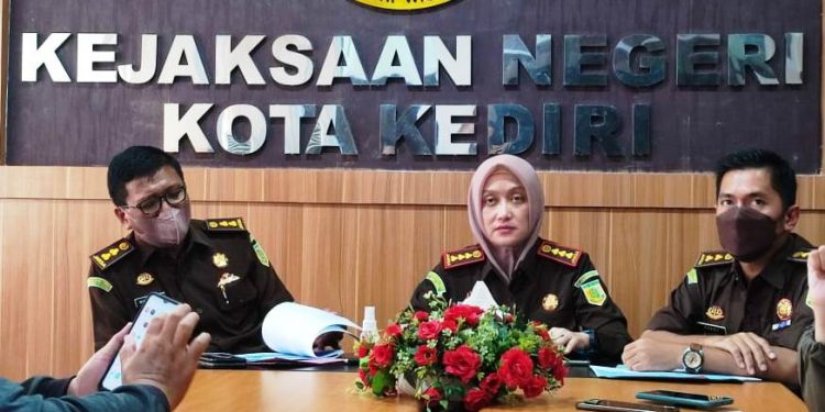 Kajari Novika Muzairah Rauf didampingi Kasi Pidsus Nur Ngali dan Kasi Intelejen Harry Rachmat (Nanang Priyo Basuki)