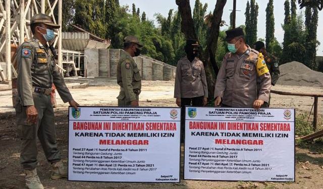 Satpol PP saat memasang segel pada PT. Merak Jaya Beton (Kintan Kinari Astuti)
