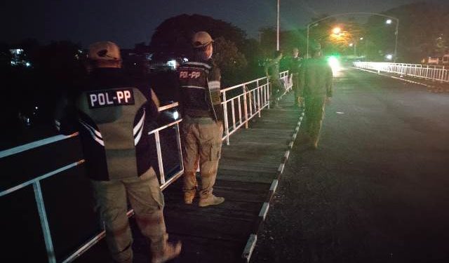 Anggota Satpol PP saat melakukan pemantauan di Jembatan Lama (satpol)
