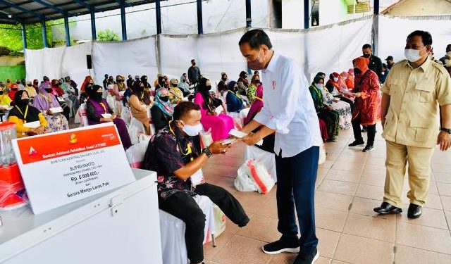Presiden Jokowi berikan Bantuan Sosial di Pasar Anom dan Pasar Bagkal Baru, Kabupaten Sumenep (Biro Pers Sekretariat Presiden)