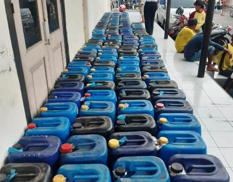 Barang bukti miras di dalam jirigen diamankan di Mapolres Kediri Kota (humas)