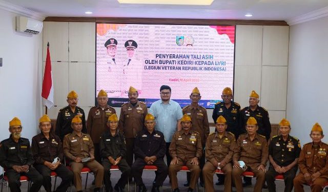 Bupati Mas Dhito saat penyerahan tali kasih kepada perwakilan para veteran se-Kabupaten Kediri (kominfo)