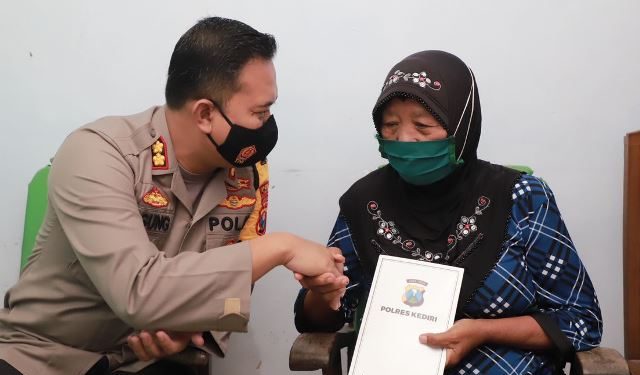 Kapolres Kediri AKBP Agung Setyo Nugroho saat menemui Mbah Poninten (humas)