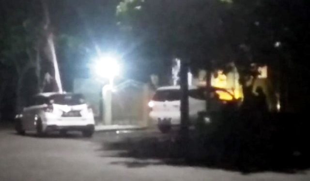 Terlihat sejumlah kendaraan roda empat dan roda dua parkir di depan halaman Cafe M3 (Nanang Priyo Basuki)