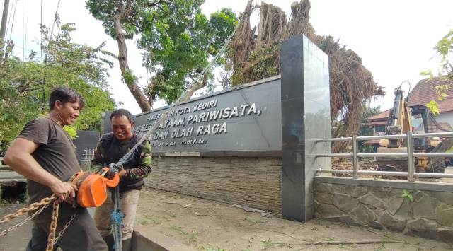 Sekda Kota Kediri Sampaikan Permintaan Maaf Tidak Ada Santunan Kendaraan Rusak Dampak Puting Beliung