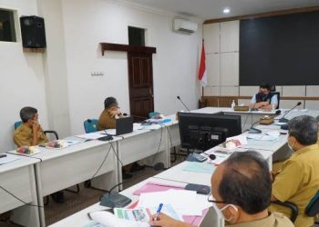 Bupati Kediri Mas Dhito saat rapat dengan tim bedah rumah (kominfo)