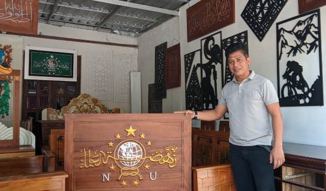 Agung Witanto, Kades Tugurejo menunjukkan hasil karya ukir kayu (Kintan Kinari Astuti)