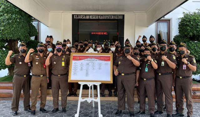Pencanangan zona integritas WBK dan WBBM di Kejari Kabupaten Kediri (Penkum)