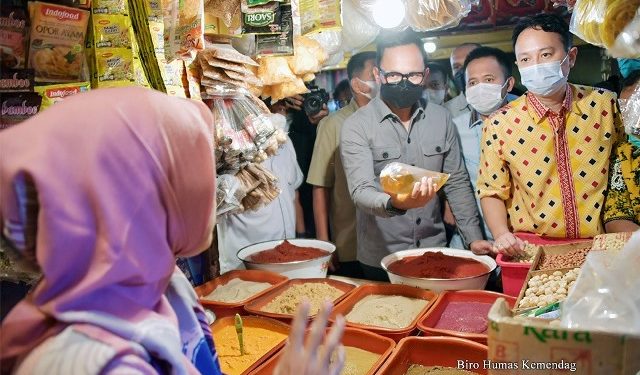 Wamen Perdagangan, Jerry Sambuaga mendampingi anggota Komisi VI DPR RI pemantauan ketersediaan stok dan harga barang kebutuhan pokok di Pasar Baru, Bogor, Jawa Barat (dok humas)
