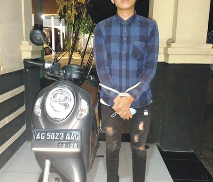 Pelaku Johan Syah Rosa bersama barang bukti diamankan di Mapolsek Kota Kediri (humas)
