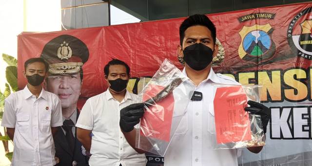 Polres Kediri Rilis Kasus Pembunuhan di Hotel Kediri, AKP Rizkika : Motifnya Kuasai Harta Korban Polres Kediri Rilis Kasus Pembunuhan di Hotel Kediri, AKP Rizkika : Motifnya Kuasai Harta Korban