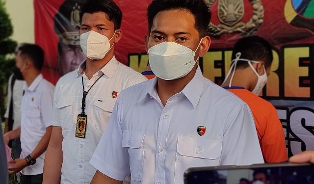 Kasat Reskrim AKP Rizkika didampingi Kanit Pidum Ipda Doby (Nanang Priyo Basuki)