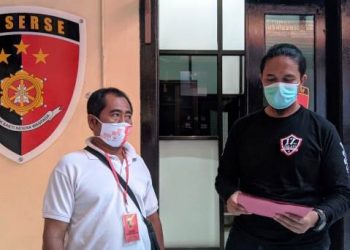 Solikin selaku warga setempat menyerahkan berkas aduan ke piket Satreskrim (Kintan Kinari Astuti)