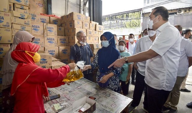Menteri Perdagangan, Muhammad Lutfi didampingi Direktur Jenderal Perdagangan Dalam Negeri, Oke Nurwan meninjau pelaksanaan program Migor Rakyat di Jakarta, pada Selasa 17 Mei 2022. (dok humas)