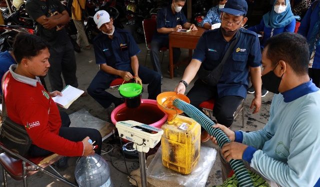 Distribusi minyak goreng curah di Pasar Bandar Kecamatan Mojoroto (Kominfo)