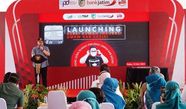 Mas Dhito saat resmikan Garasi UMKM Wilayah Kecamatan Grogol (Kominfo)