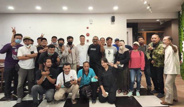 King Arthur saat bertemu jurnalis Kediri selama ini meliput Persik Kediri (istimewa)
