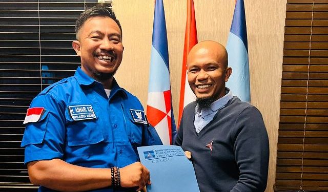 Pak Raden saat menyerahkan berkas pendaftaran diterima Sekeretaris BPOKK DPD Demokrat Jatim, Mohammad Saifuddin (istimewa)