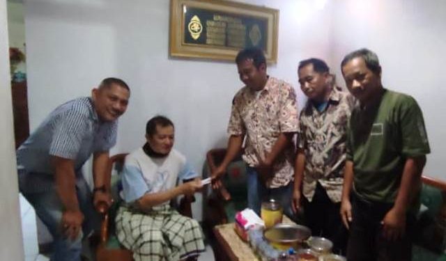 Perwakilan LSM Saroja saat bezuk Diki Permana (istimewa)