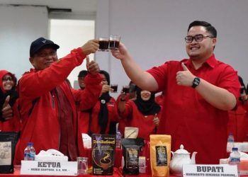 Bupati Kediri Mas Dhito bersama Ketua DPC PDI Perjuangan, Murdi Hantoro (kominfo)