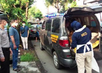 Petugas saat melakukan evakuasi jenasah Revangga (humas)