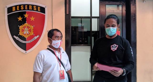 Solikin selaku warga setempat menyerahkan berkas aduan ke piket Satreskrim (Kintan Kinari Astuti)