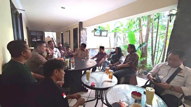 Kabag Ops Kompol Abraham Sisik saat bertemu perwakilan LSM dan jurnalis di Lotus Hotel (Nanang Priyo Basuki)