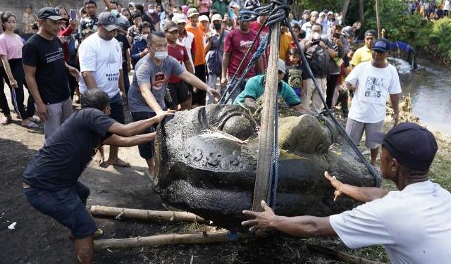 Prosesi pengangkatan Arca Pentul di Desa Nambaan (kominfo)
