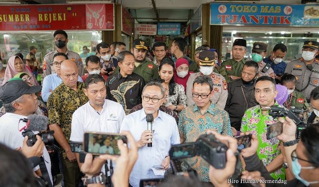 Menteri Perdagangan, Zulkifli Hasan meninjau barang kebutuhan pokok di Pasar Koja Baru, Jakarta, Jumat (17 Juni). (dok humas)