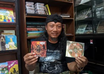 Doni Wicaksono vokalis band Immortal Rites menunjukkan album lagunya (Kintan Kinari Astuti)