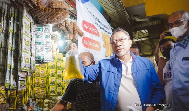 Menteri Perdagangan, Zulkifli Hasan meninjau stock point Minyak Goreng Curah Rakyat (MGCR) di Pasar Kramat Jati, Jakarta, Sabtu (25 Juni). (dok humas)